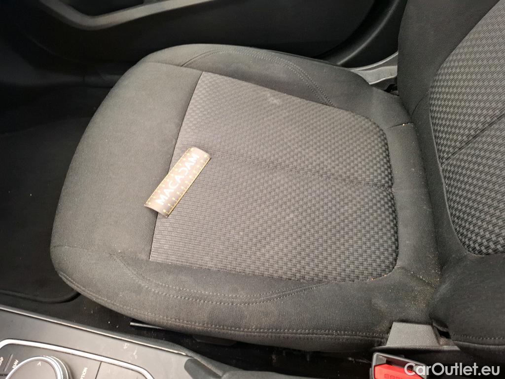  Bmw  Serie 1 BMW Série 1 / 2019 / 5P / Berline 1.5 116D DKG7 Business Design (Ex 668K) #31