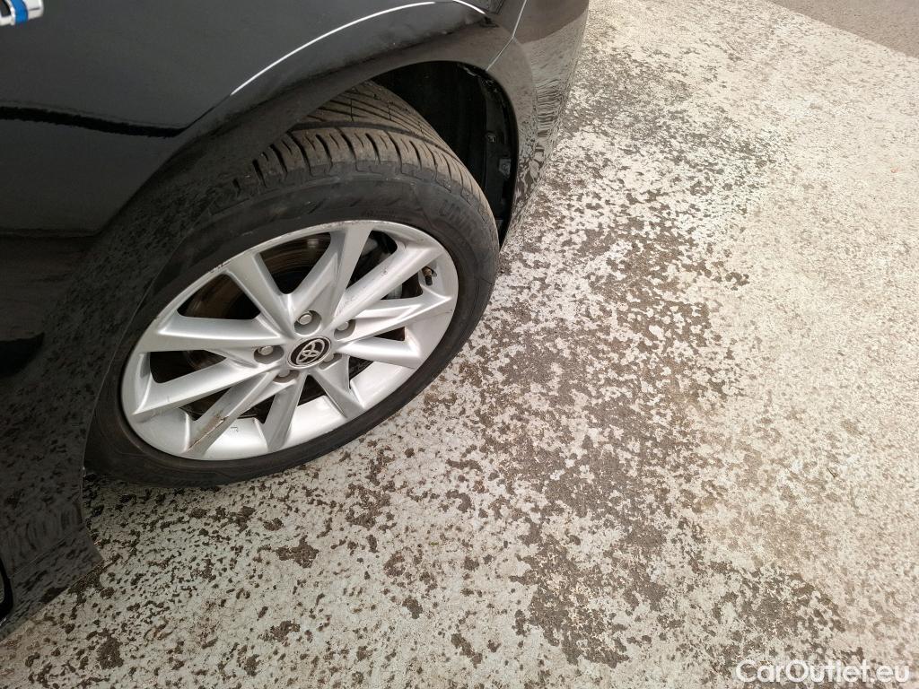  Toyota  Prius TOYOTA + / 2014 / 5P / monospace 136h SkyView #19