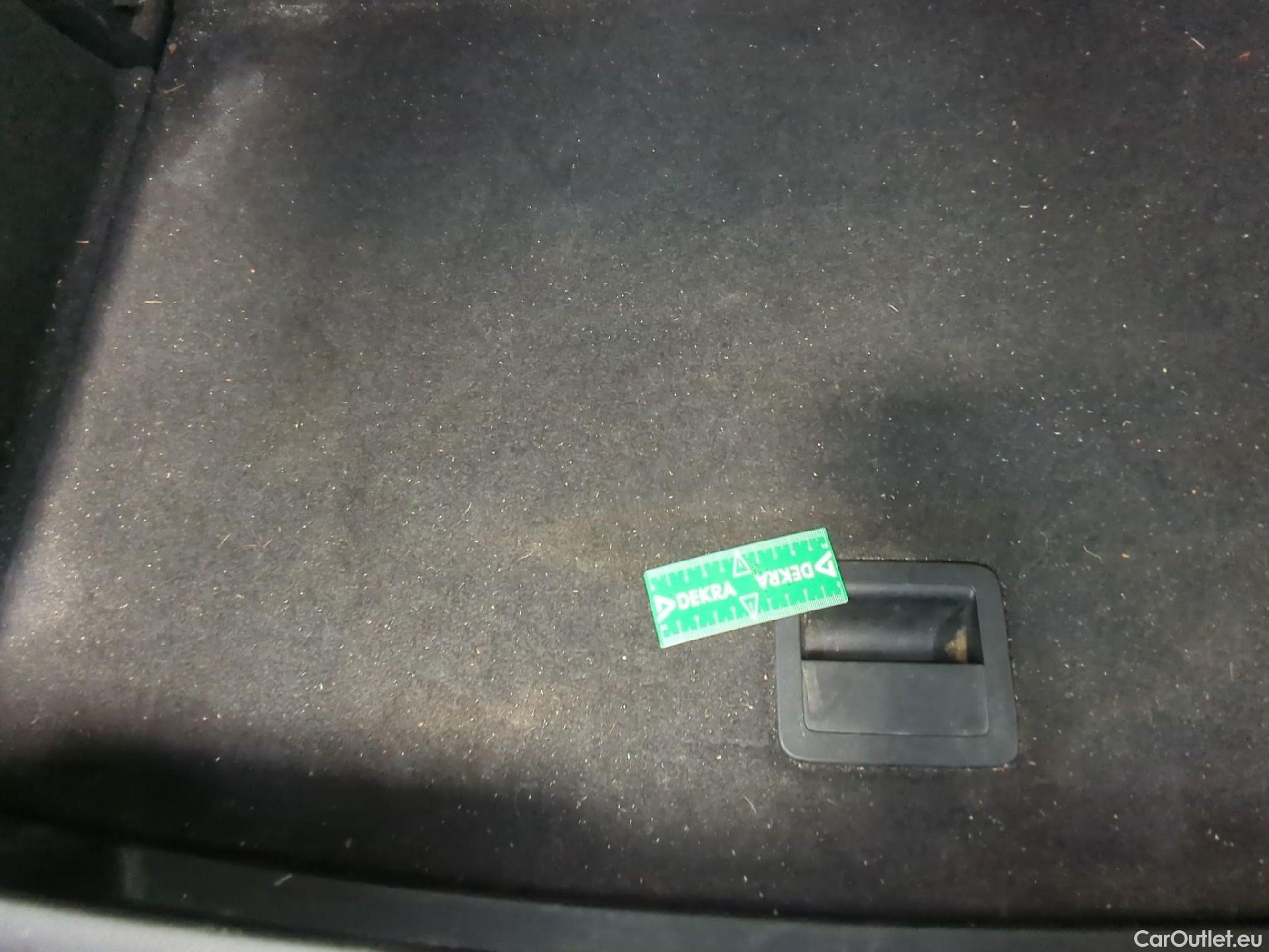  Volkswagen  T-ROC VOLKSWAGEN  / 2017 / 5P / SUV 1.5 TSI 150 EVO CARAT DSG7 #3