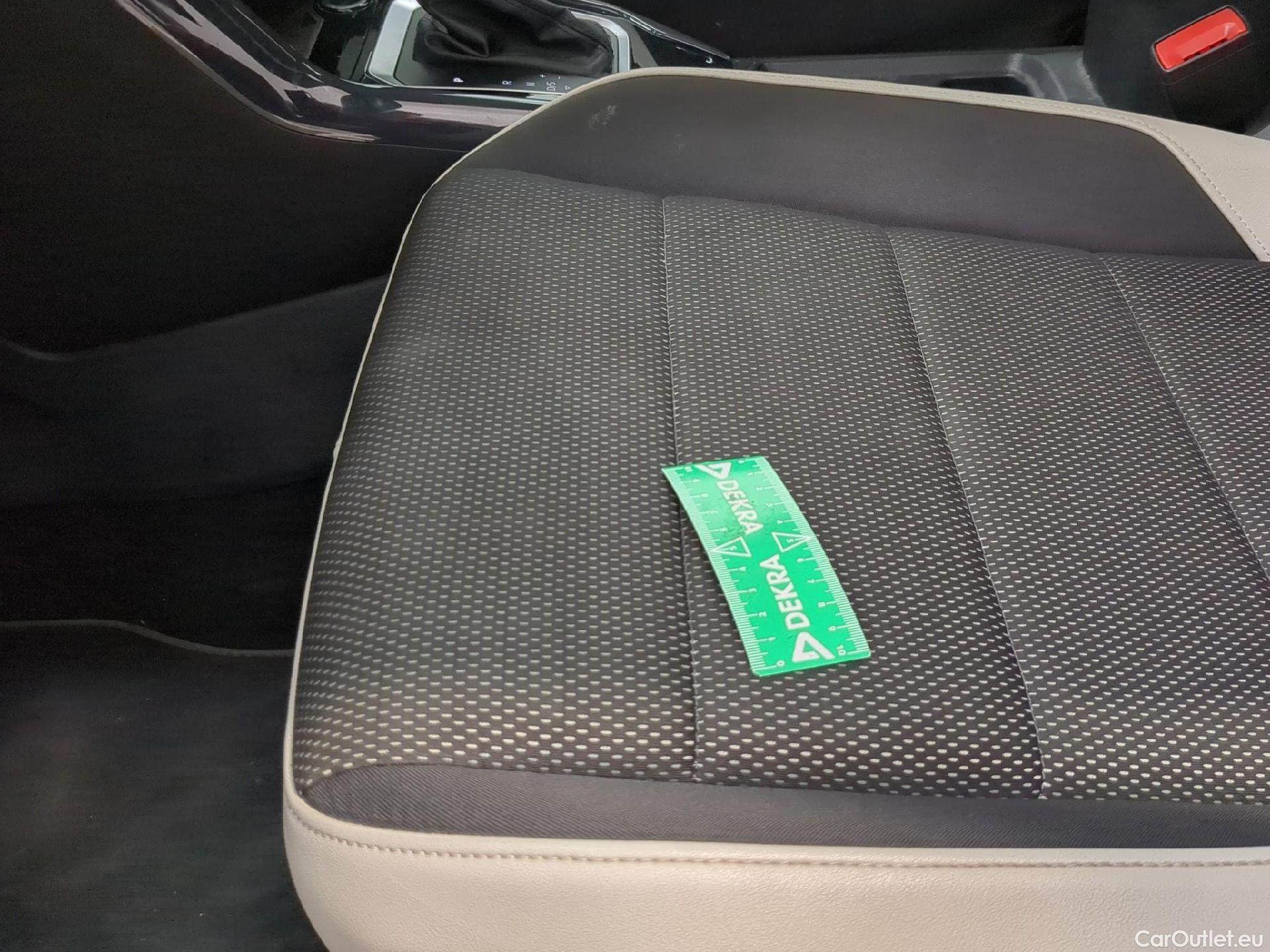  Volkswagen  T-ROC VOLKSWAGEN  / 2017 / 5P / SUV 1.5 TSI 150 EVO CARAT DSG7 #1