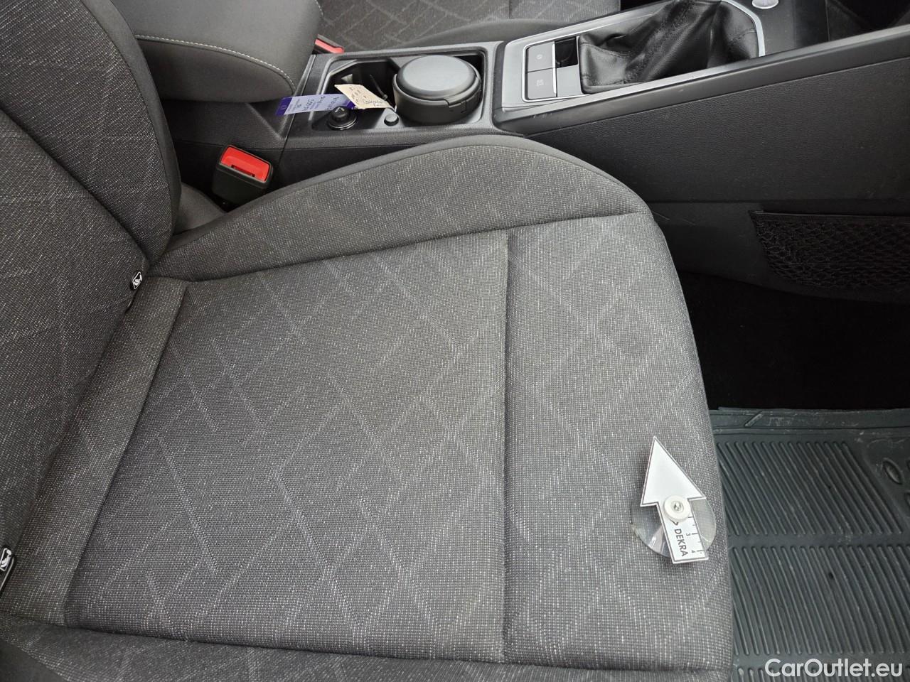  Volkswagen  Golf  Life 1.0 TSI #42