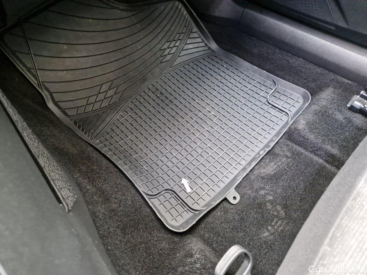  Volkswagen  Golf  Life 1.0 TSI #40