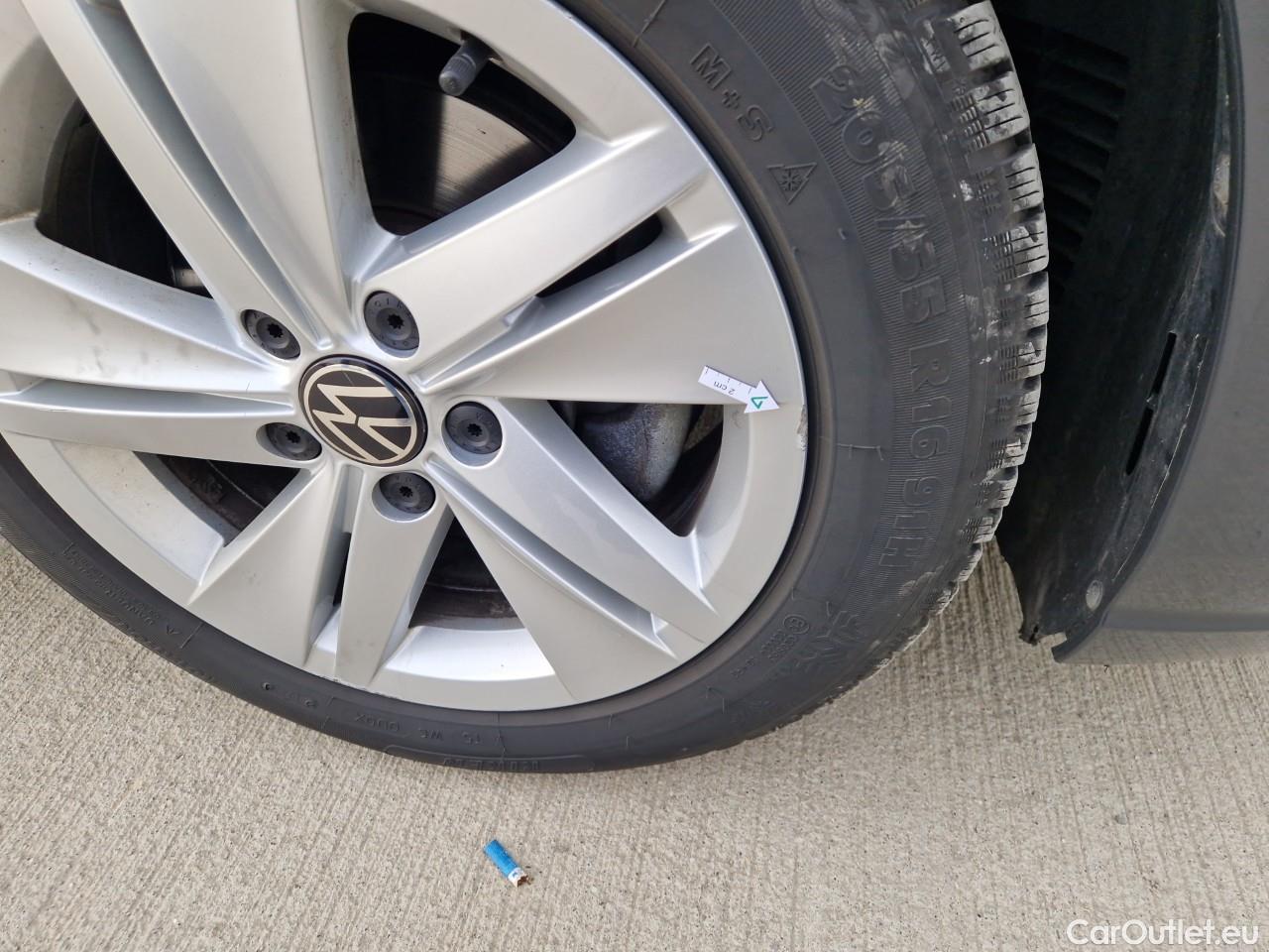  Volkswagen  Golf  Life 1.0 TSI #42