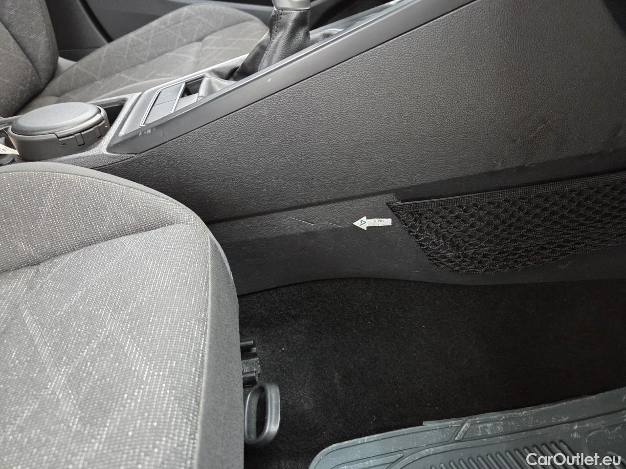  Volkswagen  Golf  Life 1.0 TSI #44