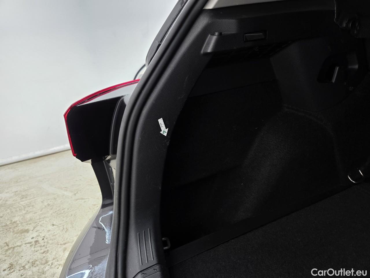  Volkswagen  Golf  Life 1.0 TSI #54