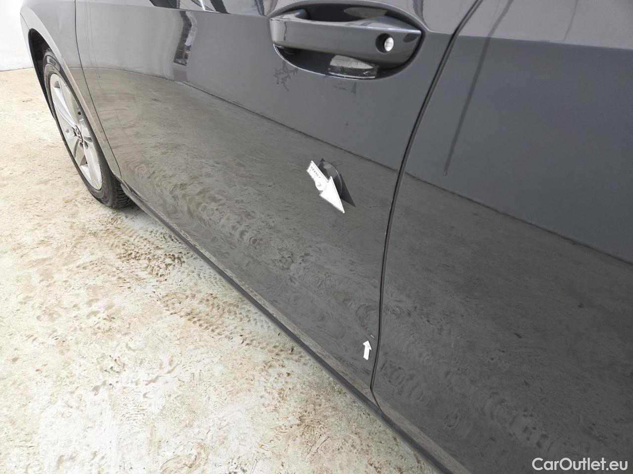  Volkswagen  Golf  Life 1.0 TSI #1