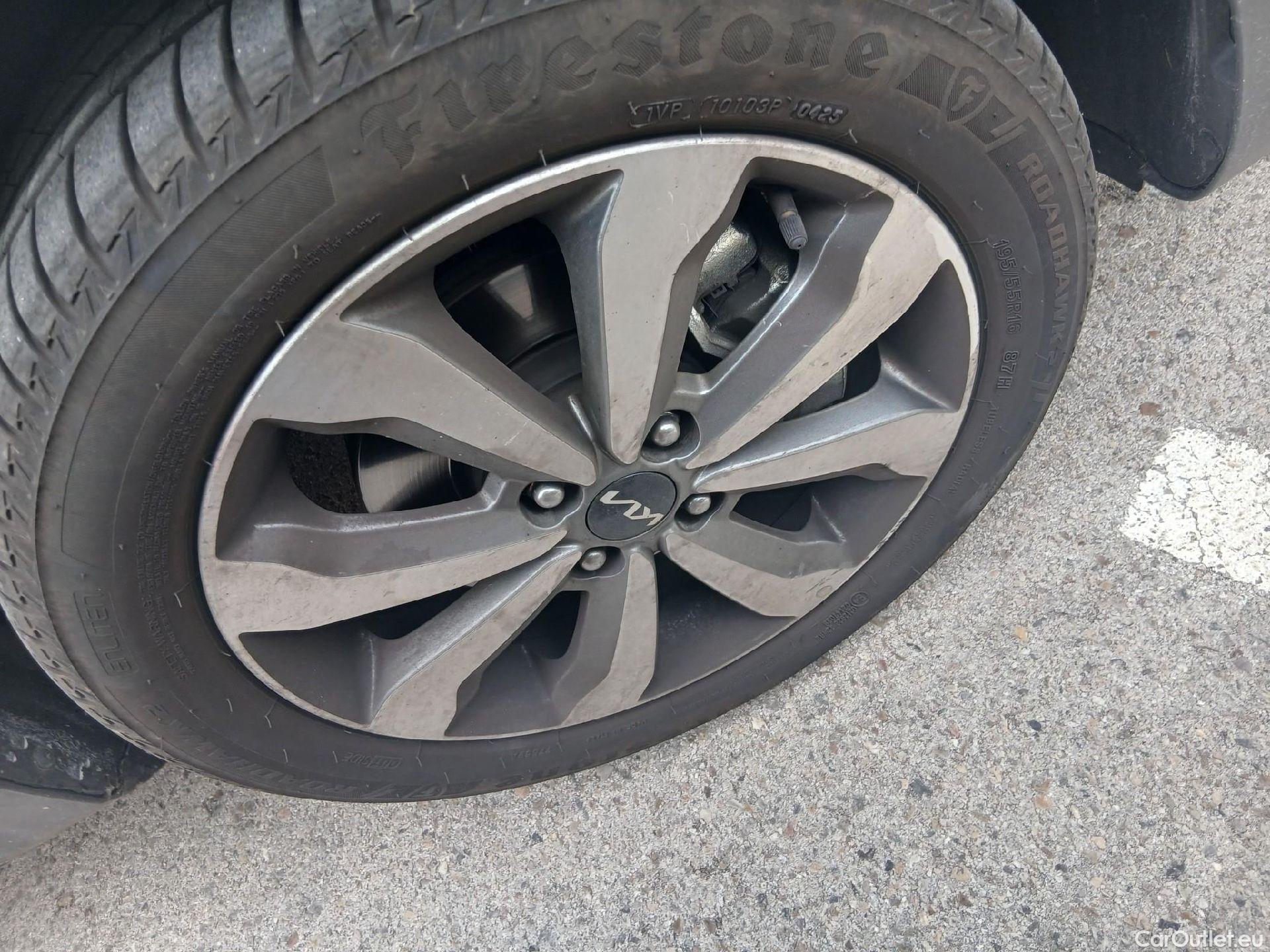  KIA  STONIC KIA  / 2017 / 5P / todoterreno 1.0 T-GDi 88kW (120CV) MHEV iMT Drive #23