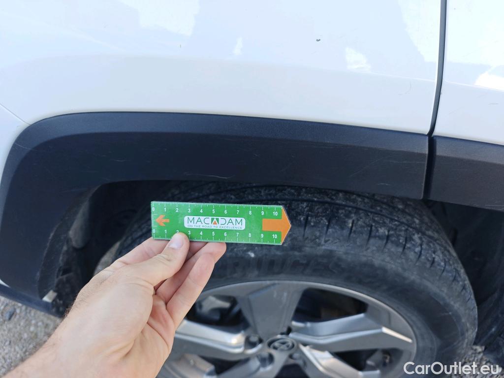  Toyota  RAV4 TOYOTA  / 2018 / 5P / todoterreno 2.5l 220H Advance 4WD #28