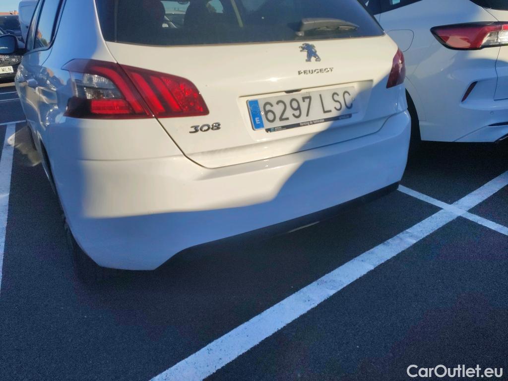  Peugeot  308 PEUGEOT  / 2017 / 5P / berlina con portón 5p Style BlueHDi 130 S&S #17