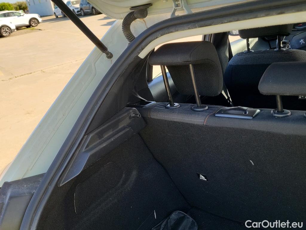  Peugeot  208 PEUGEOT  / 2019 / 5P / berlina con portón BlueHDi 73kW (100CV) Active Pack (AC) #3