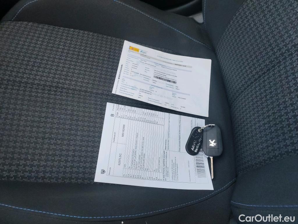  Peugeot  308 PEUGEOT  / 2017 / 5P / berlina con portón 5p Style BlueHDi 130 S&S #1