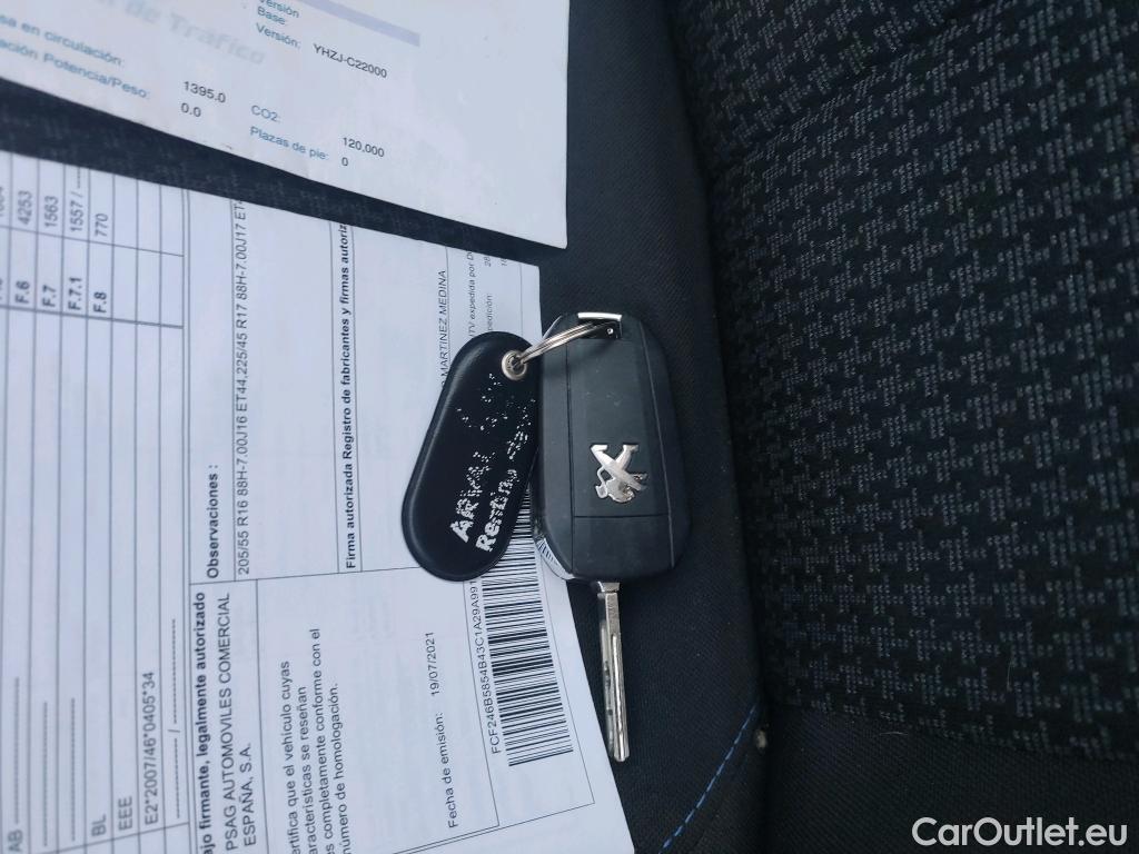  Peugeot  308 PEUGEOT  / 2017 / 5P / berlina con portón 5p Style BlueHDi 130 S&S #2