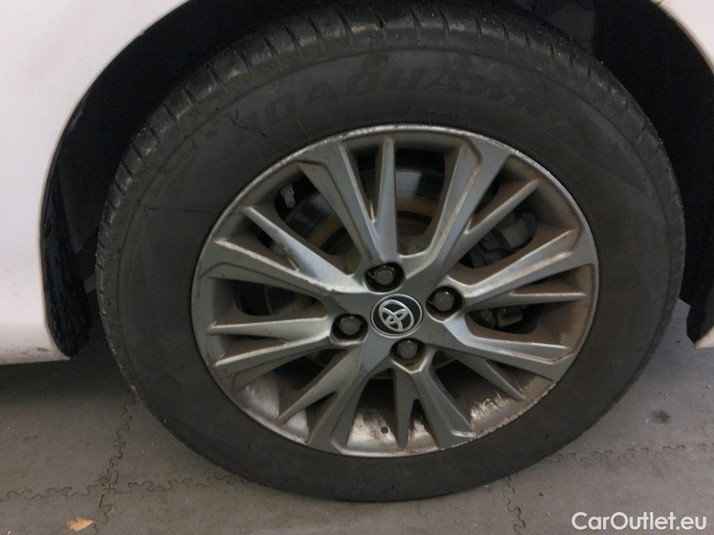  Toyota  Yaris TOYOTA  / 2017 / 5P / berlina con portón 1.5 100H Active #1