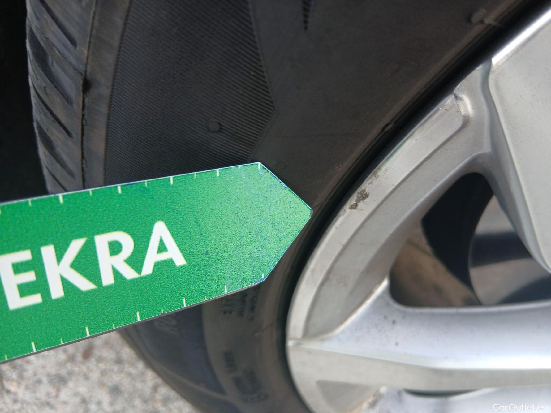  Volkswagen  T-ROC VOLKSWAGEN  / 2021 / 5P / todoterreno Life 1.5 TSI 110kW (150CV) DSG #36