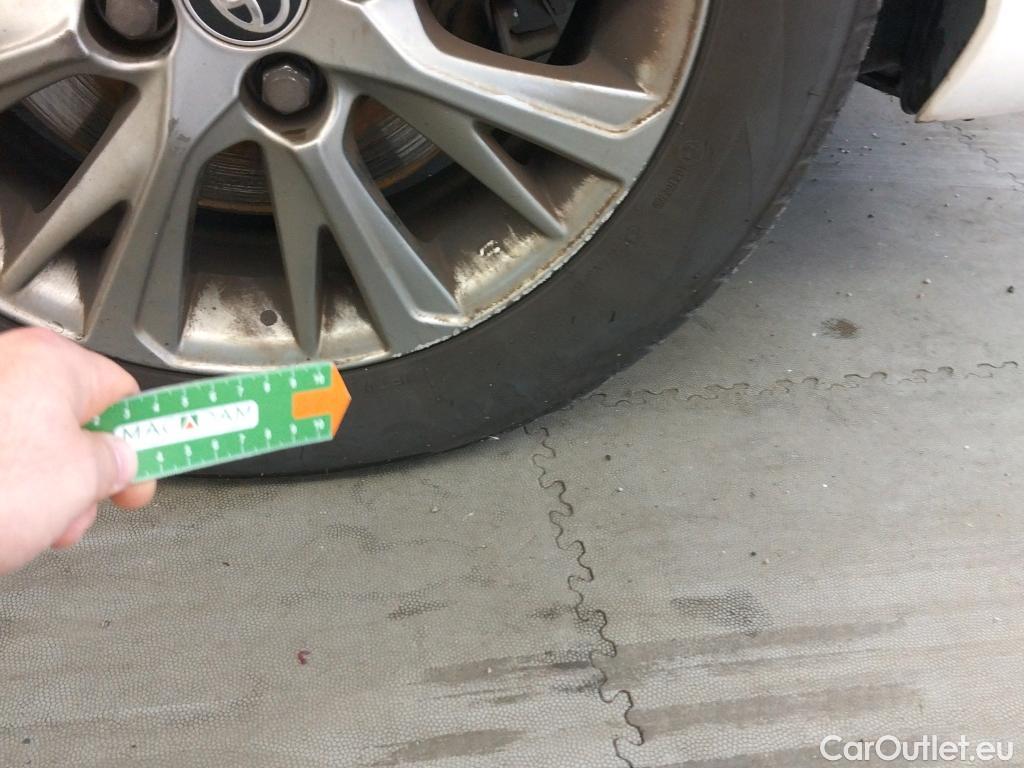  Toyota  Yaris TOYOTA  / 2017 / 5P / berlina con portón 1.5 100H Active #2