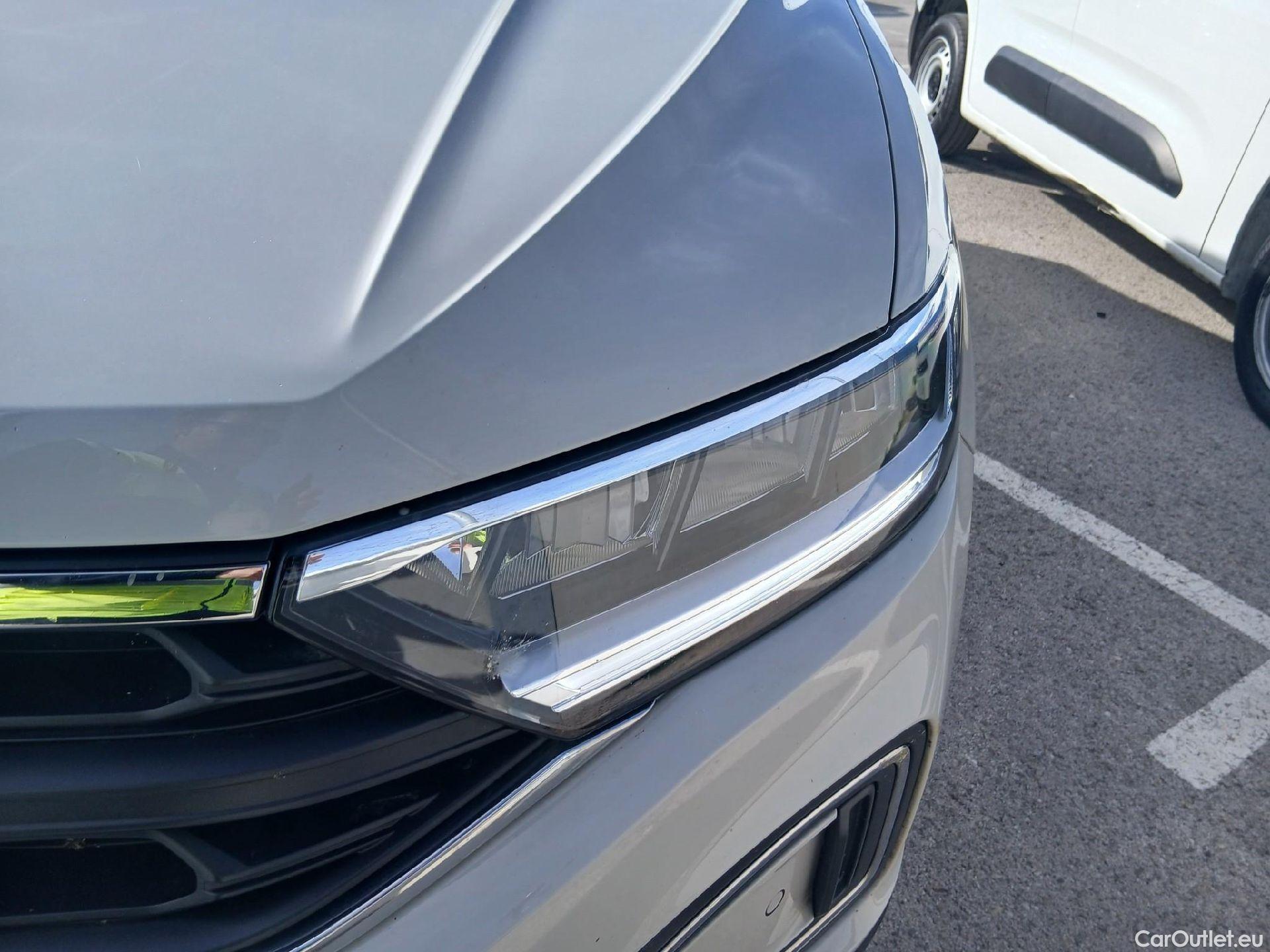  Volkswagen  T-ROC VOLKSWAGEN  / 2021 / 5P / todoterreno Life 1.5 TSI 110kW (150CV) DSG #42