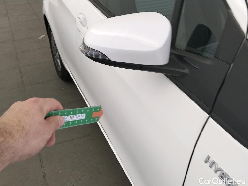  Toyota  Yaris TOYOTA  / 2017 / 5P / berlina con portón 1.5 100H Active #2