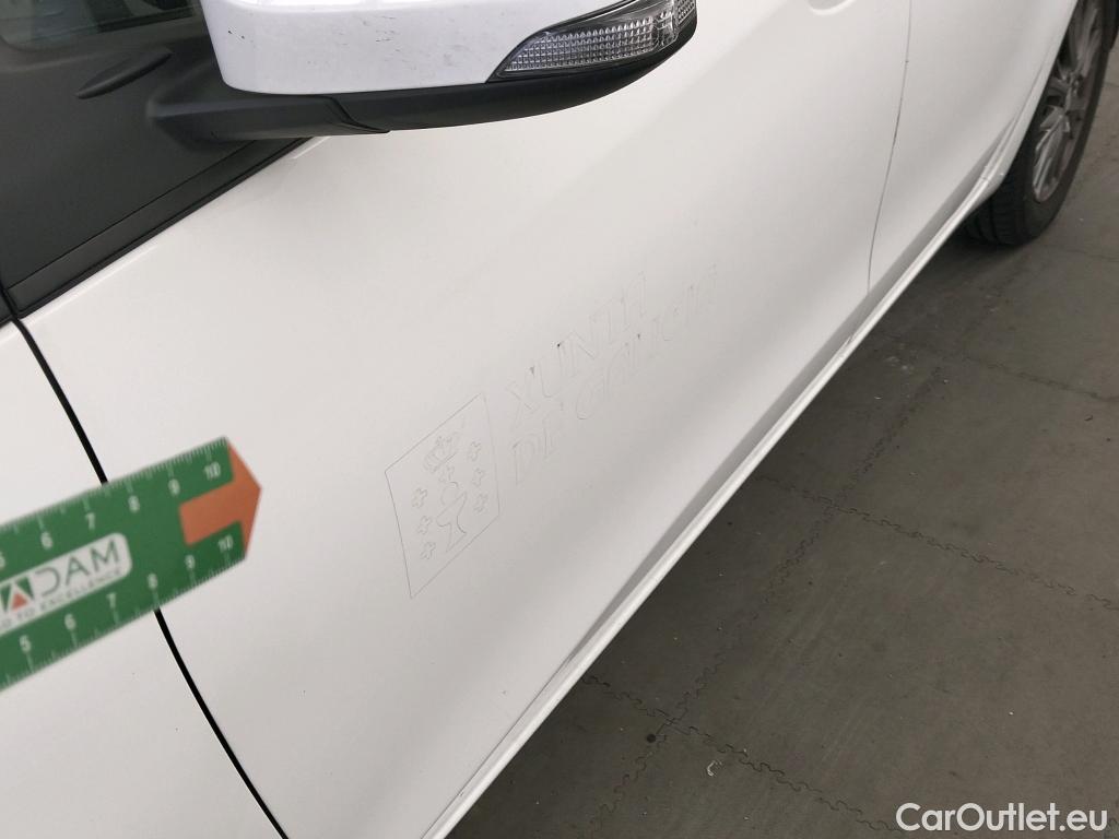  Toyota  Yaris TOYOTA  / 2017 / 5P / berlina con portón 1.5 100H Active #1