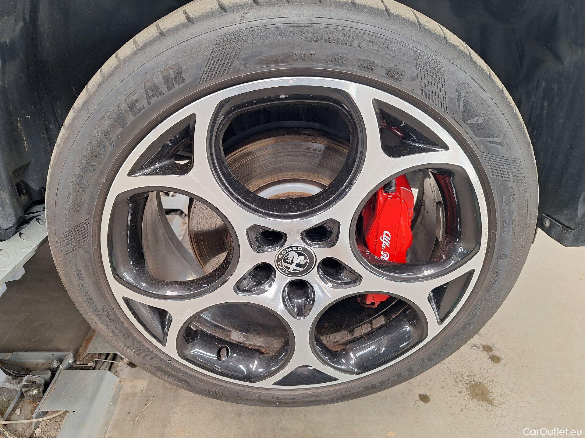  Alfa Romeo  TONALE Alfa Romeo,  '22 PHEV, Alfa Romeo  1.3 T280 PHEV Q4 Veloce 5d #4