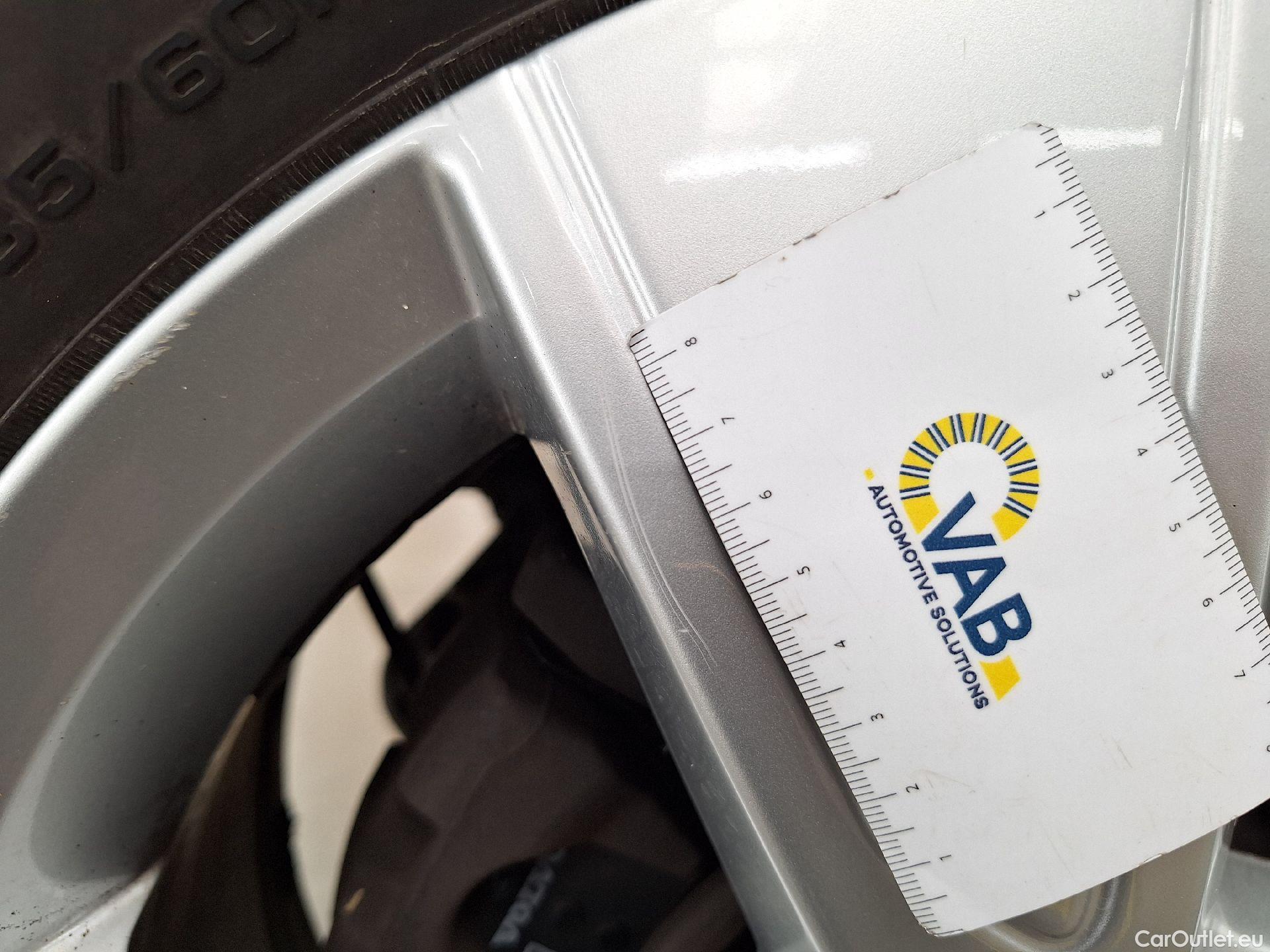  Volvo  XC 40 Volvo, XC40 '17, Volvo XC40 T2 Momentum Core 5d #39