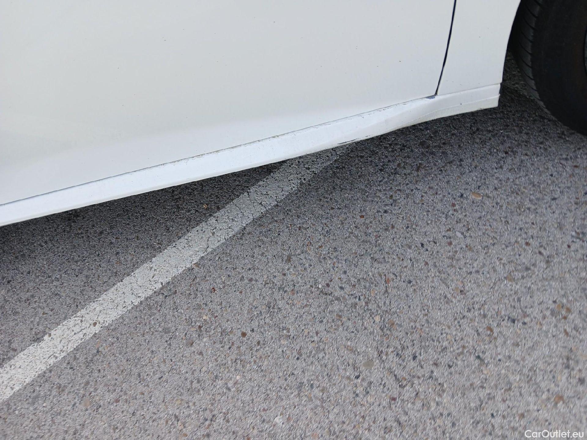  Peugeot  208 PEUGEOT  / 2019 / 5P / berlina con portón BlueHDi 73kW (100CV) Active Pack (AC) #33