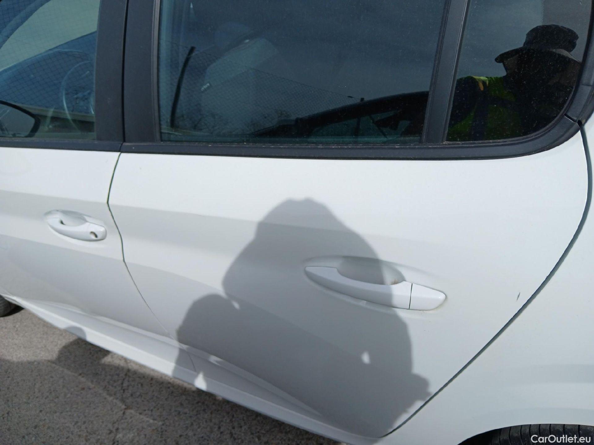  Peugeot  208 PEUGEOT  / 2019 / 5P / berlina con portón BlueHDi 73kW (100CV) Active Pack (AC) #21