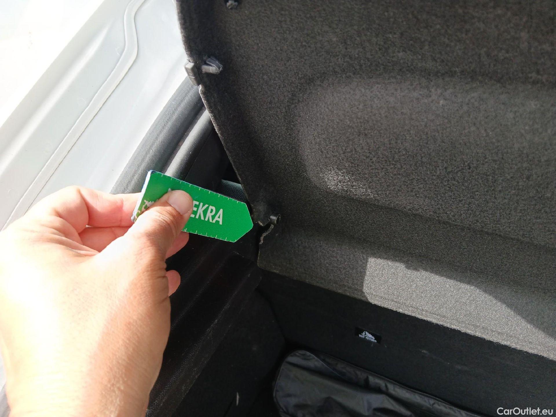  Peugeot  208 PEUGEOT  / 2019 / 5P / berlina con portón BlueHDi 73kW (100CV) Active Pack (AC) #4