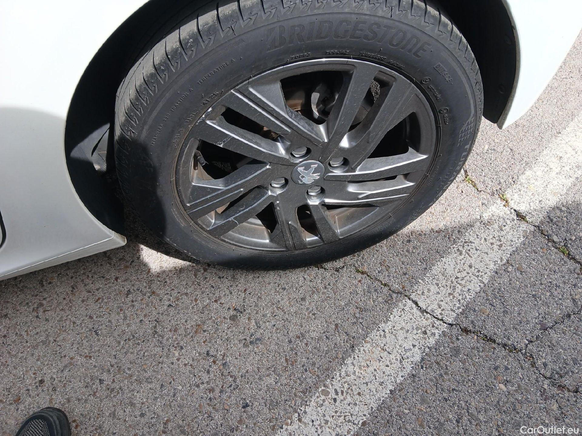  Peugeot  208 PEUGEOT  / 2019 / 5P / berlina con portón BlueHDi 73kW (100CV) Active Pack (AC) #19