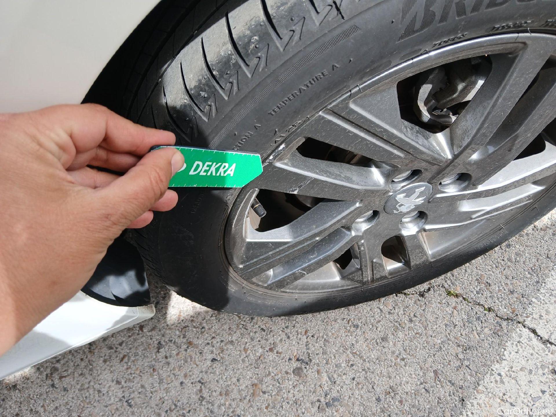  Peugeot  208 PEUGEOT  / 2019 / 5P / berlina con portón BlueHDi 73kW (100CV) Active Pack (AC) #20