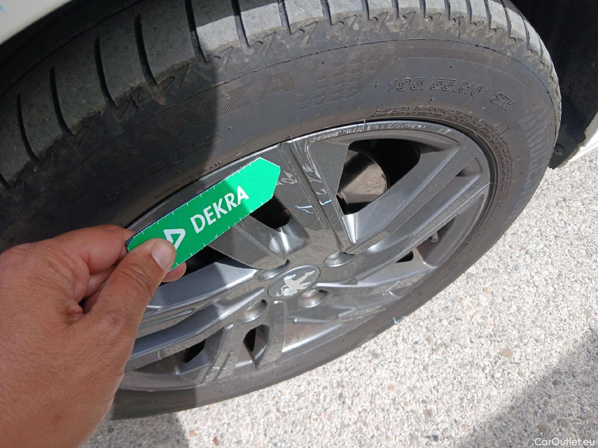  Peugeot  208 PEUGEOT  / 2019 / 5P / berlina con portón BlueHDi 73kW (100CV) Active Pack (AC) #14