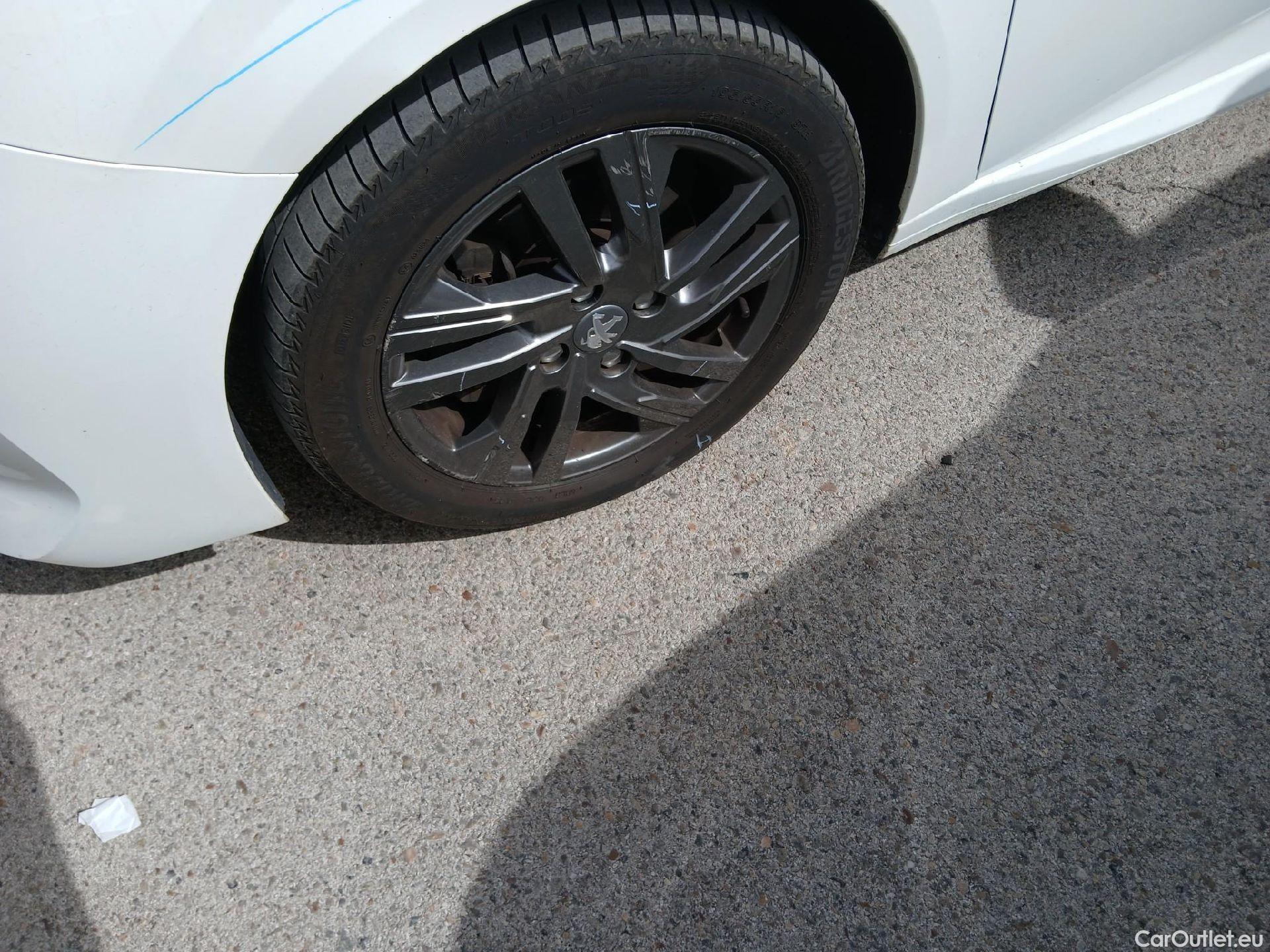  Peugeot  208 PEUGEOT  / 2019 / 5P / berlina con portón BlueHDi 73kW (100CV) Active Pack (AC) #13