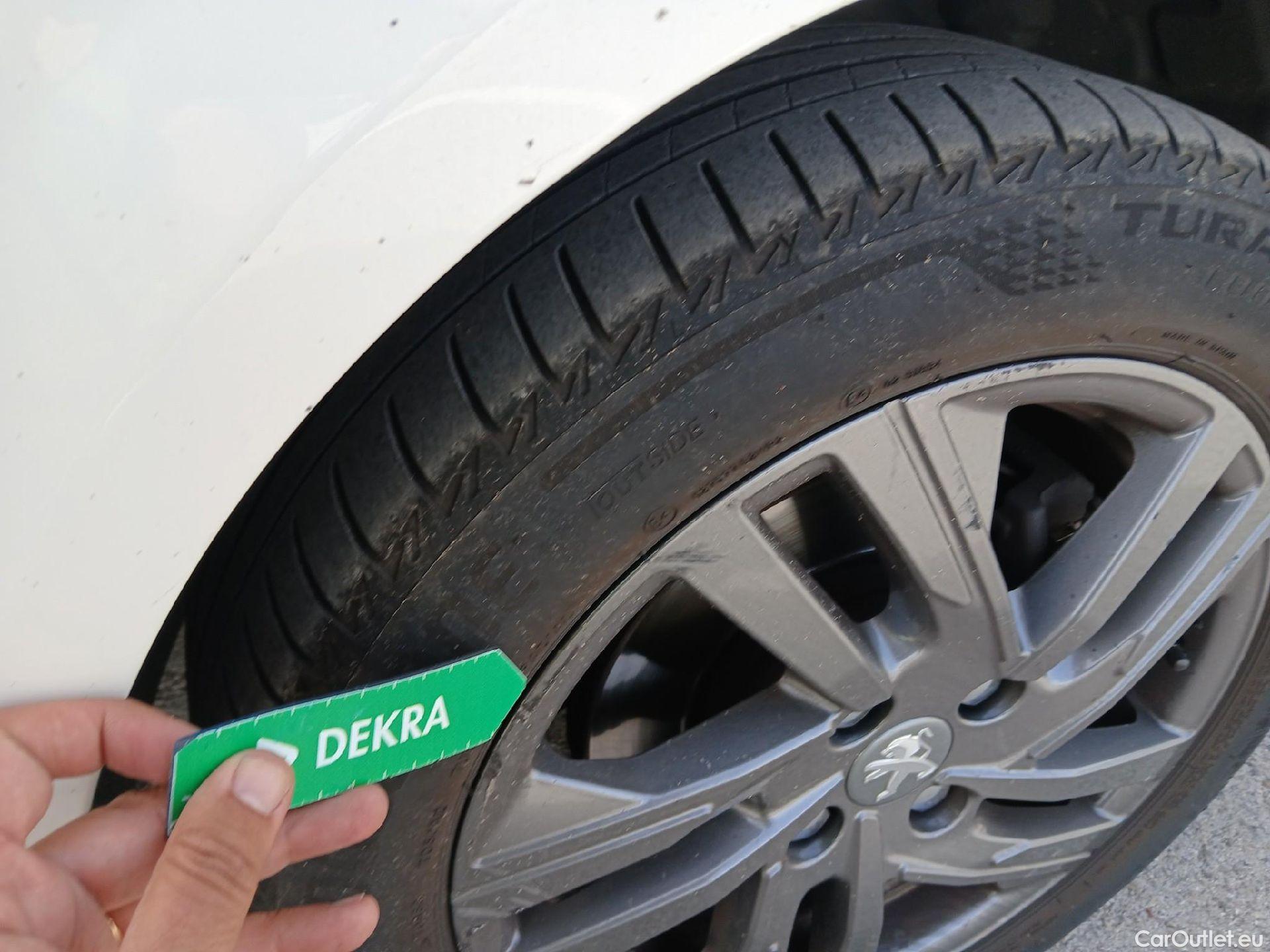  Peugeot  208 PEUGEOT  / 2019 / 5P / berlina con portón BlueHDi 73kW (100CV) Active Pack (AC) #35