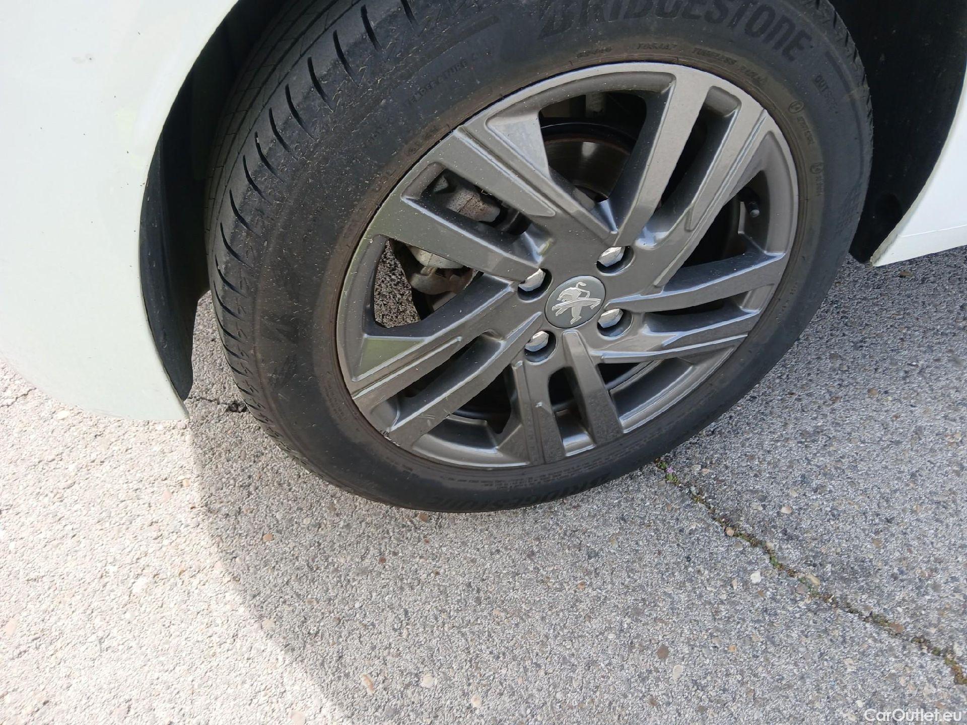  Peugeot  208 PEUGEOT  / 2019 / 5P / berlina con portón BlueHDi 73kW (100CV) Active Pack (AC) #29