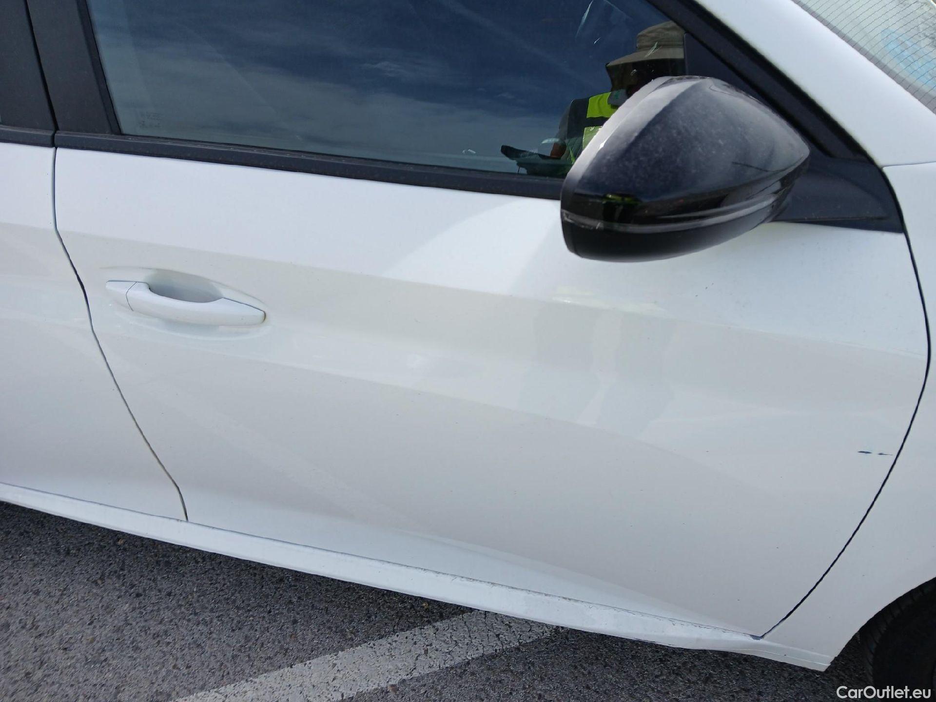  Peugeot  208 PEUGEOT  / 2019 / 5P / berlina con portón BlueHDi 73kW (100CV) Active Pack (AC) #32