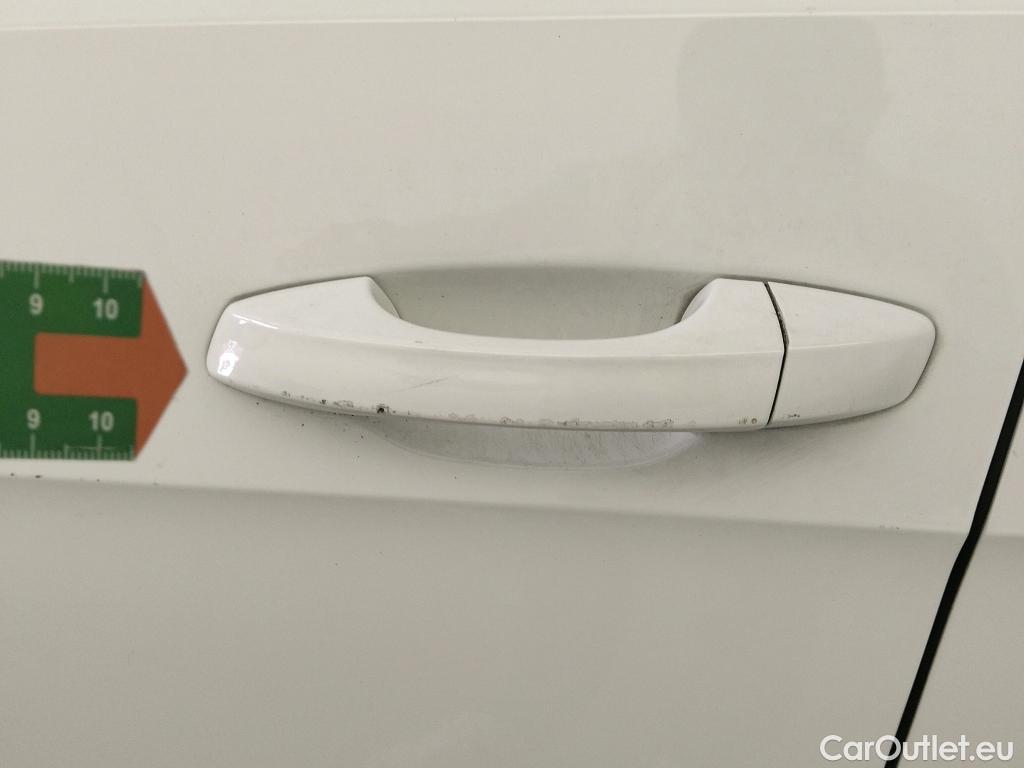  Volkswagen  Golf  VOLKSWAGEN / 2016 / 5P / berlina con portón Advance 1.6 TDI 85kW (115CV) #17