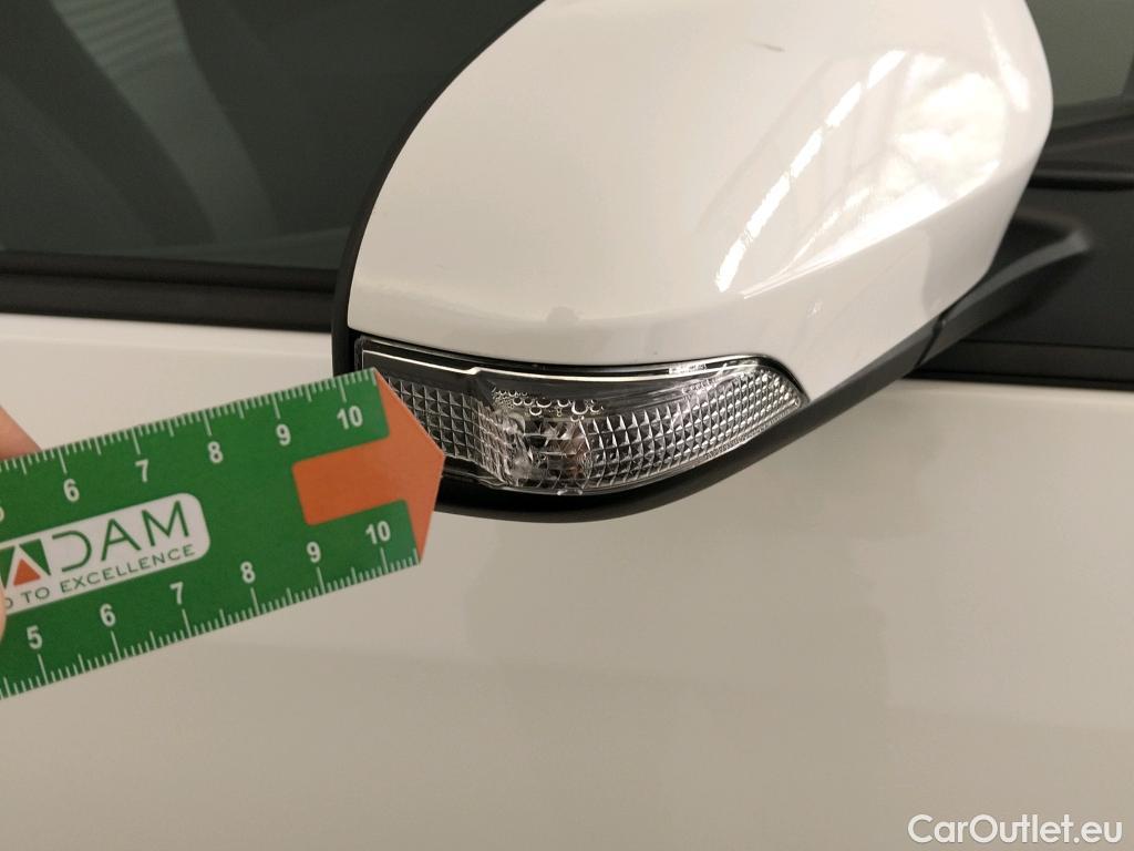  Toyota  Yaris TOYOTA  / 2017 / 5P / berlina con portón 1.5 100H Active #2