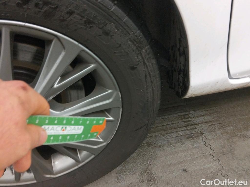  Toyota  Yaris TOYOTA  / 2017 / 5P / berlina con portón 1.5 100H Active #2