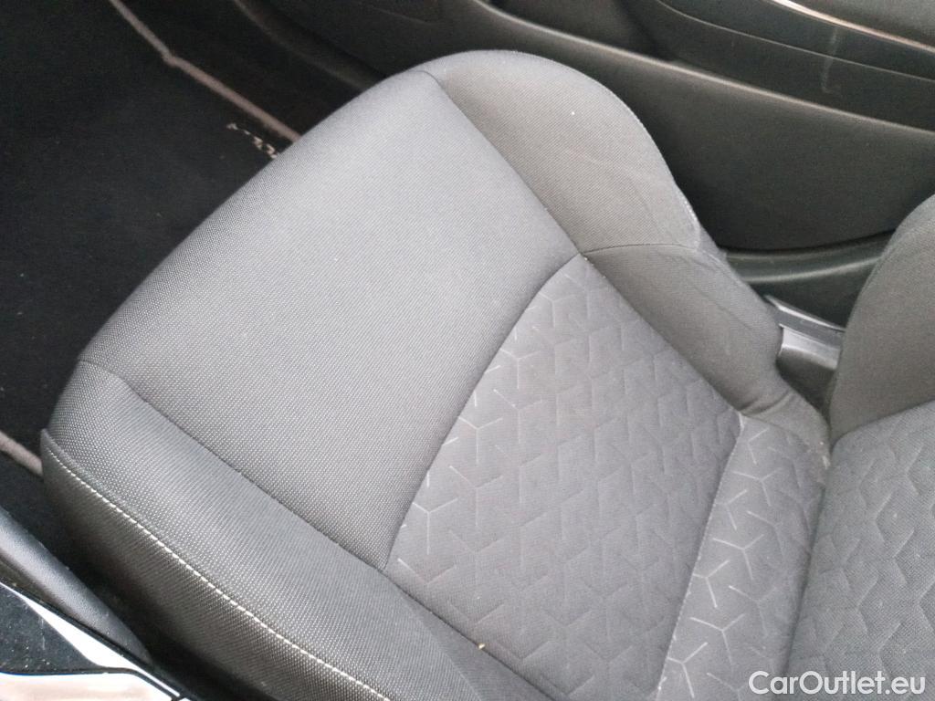  Toyota  Corolla TOYOTA  / 2019 / 5P / berlina con portón 1.8 125H ACTIVE E-CVT #18