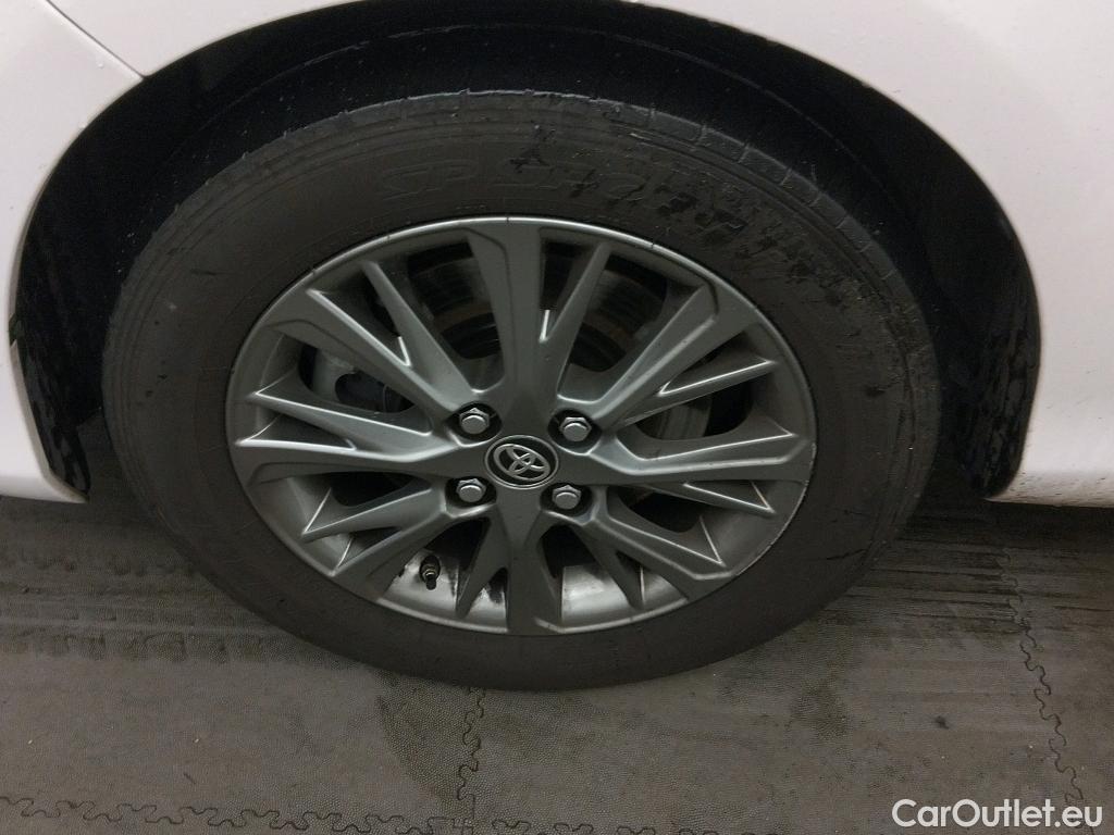  Toyota  Yaris TOYOTA  / 2017 / 5P / berlina con portón 1.5 100H Active #1