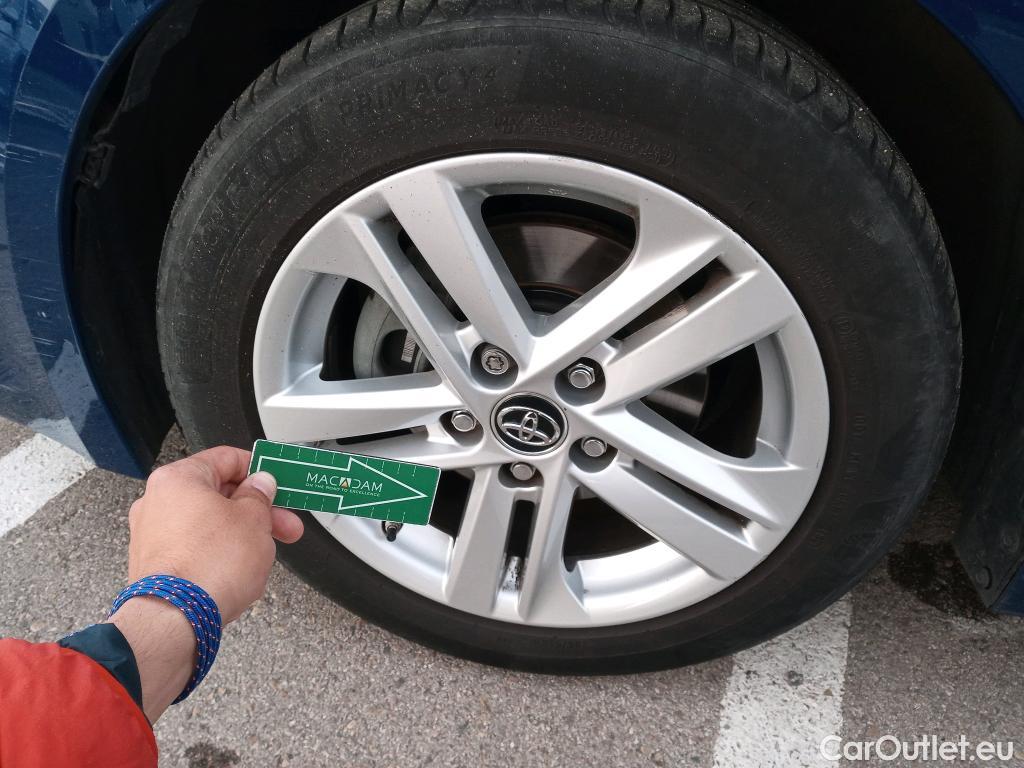  Toyota  Corolla TOYOTA  / 2019 / 5P / berlina con portón 1.8 125H ACTIVE E-CVT #24