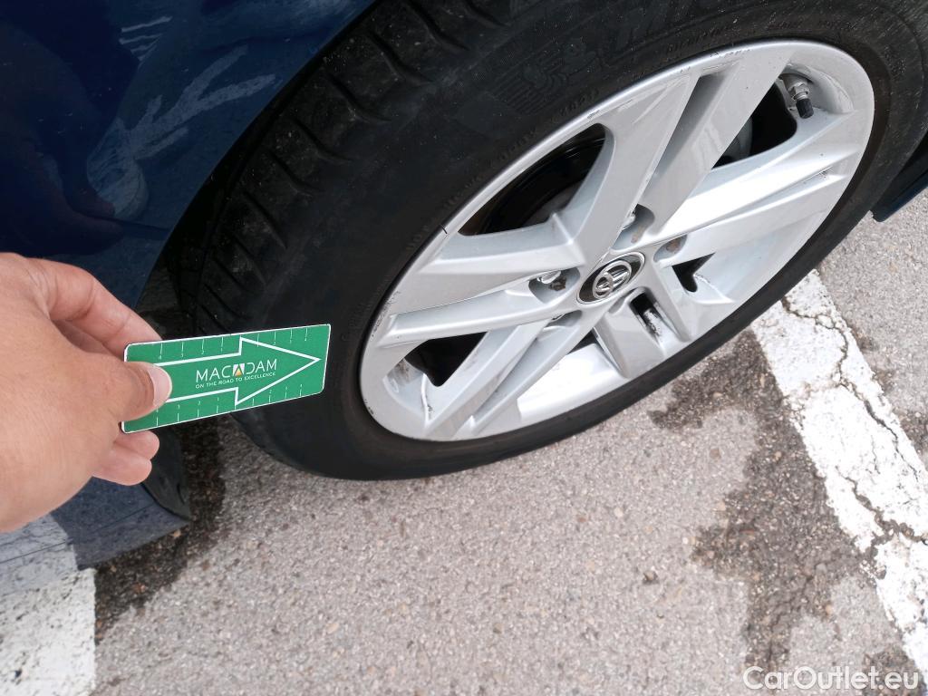  Toyota  Corolla TOYOTA  / 2019 / 5P / berlina con portón 1.8 125H ACTIVE E-CVT #28