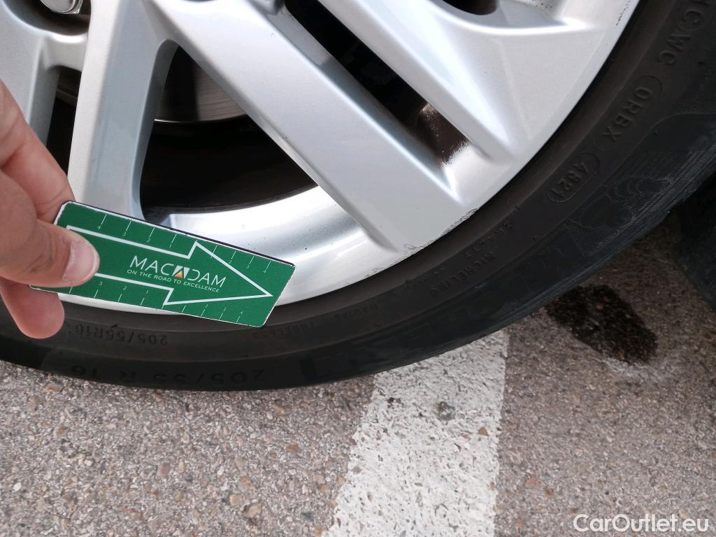  Toyota  Corolla TOYOTA  / 2019 / 5P / berlina con portón 1.8 125H ACTIVE E-CVT #23