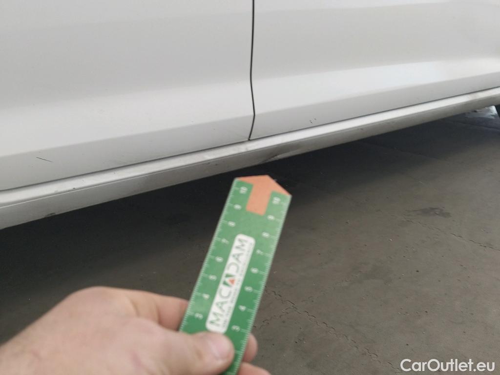  Volkswagen  Golf  VOLKSWAGEN / 2016 / 5P / berlina con portón Advance 1.6 TDI 85kW (115CV) #4