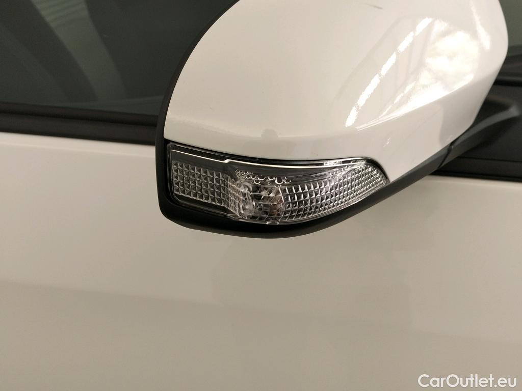  Toyota  Yaris TOYOTA  / 2017 / 5P / berlina con portón 1.5 100H Active #1