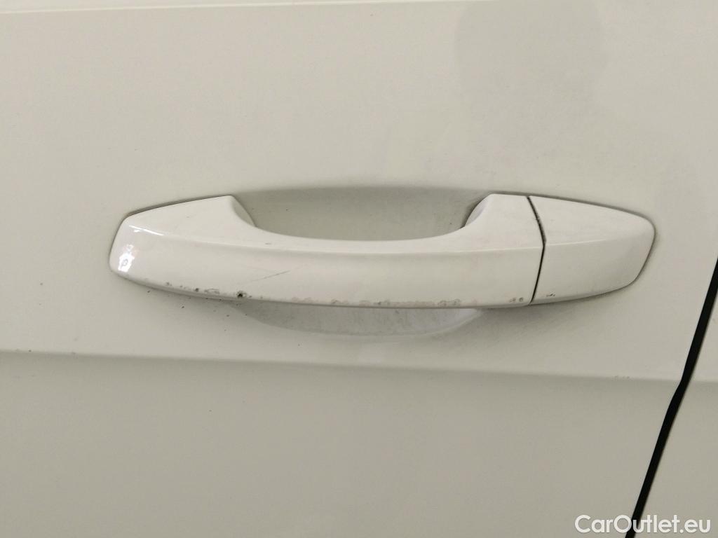  Volkswagen  Golf  VOLKSWAGEN / 2016 / 5P / berlina con portón Advance 1.6 TDI 85kW (115CV) #16