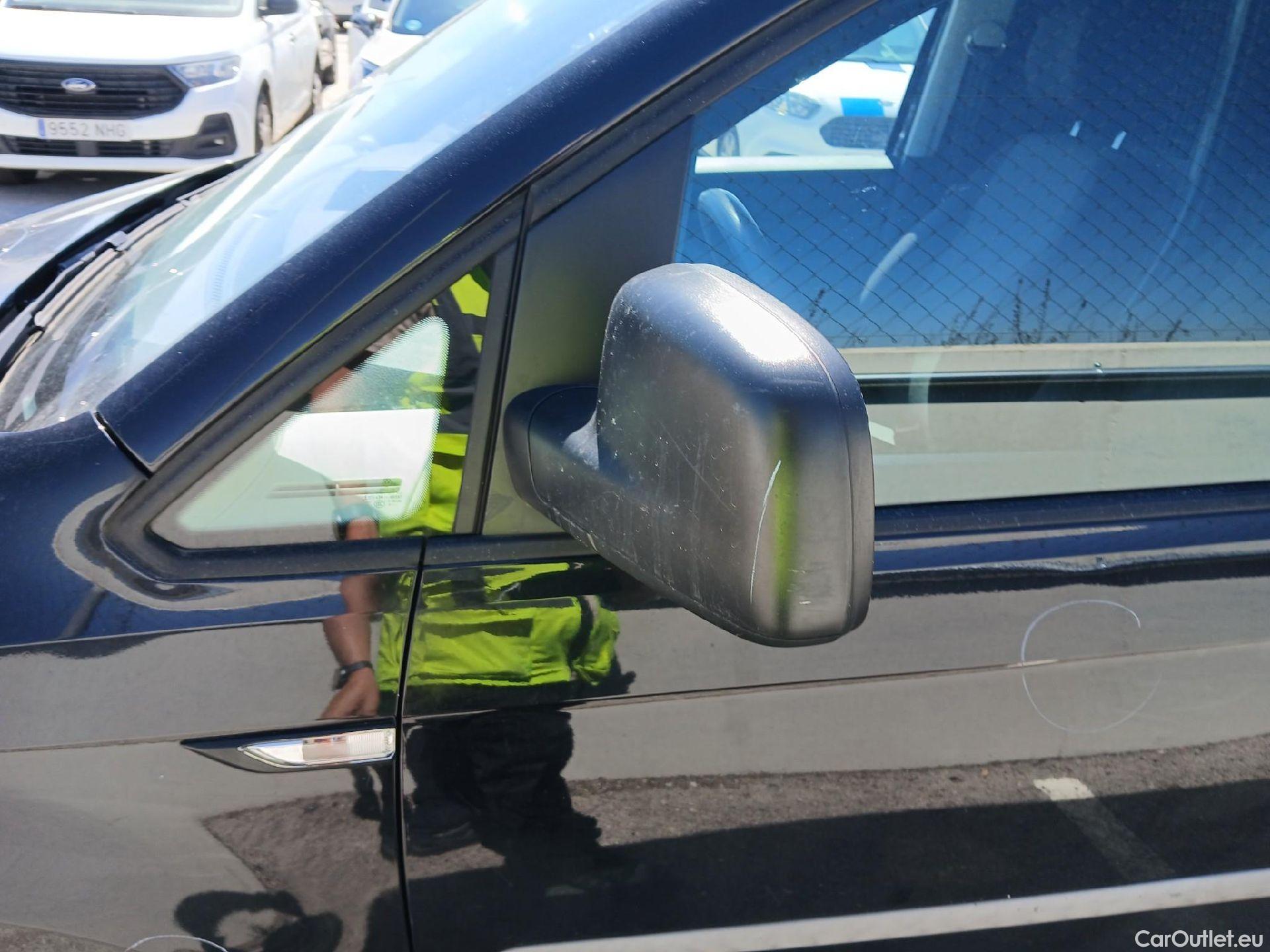  Volkswagen  Caddy VOLKSWAGEN  / 2015 / 4P / furgón derivado de turismo Profesional Furgón 2.0 TDI 55kW BMT #33