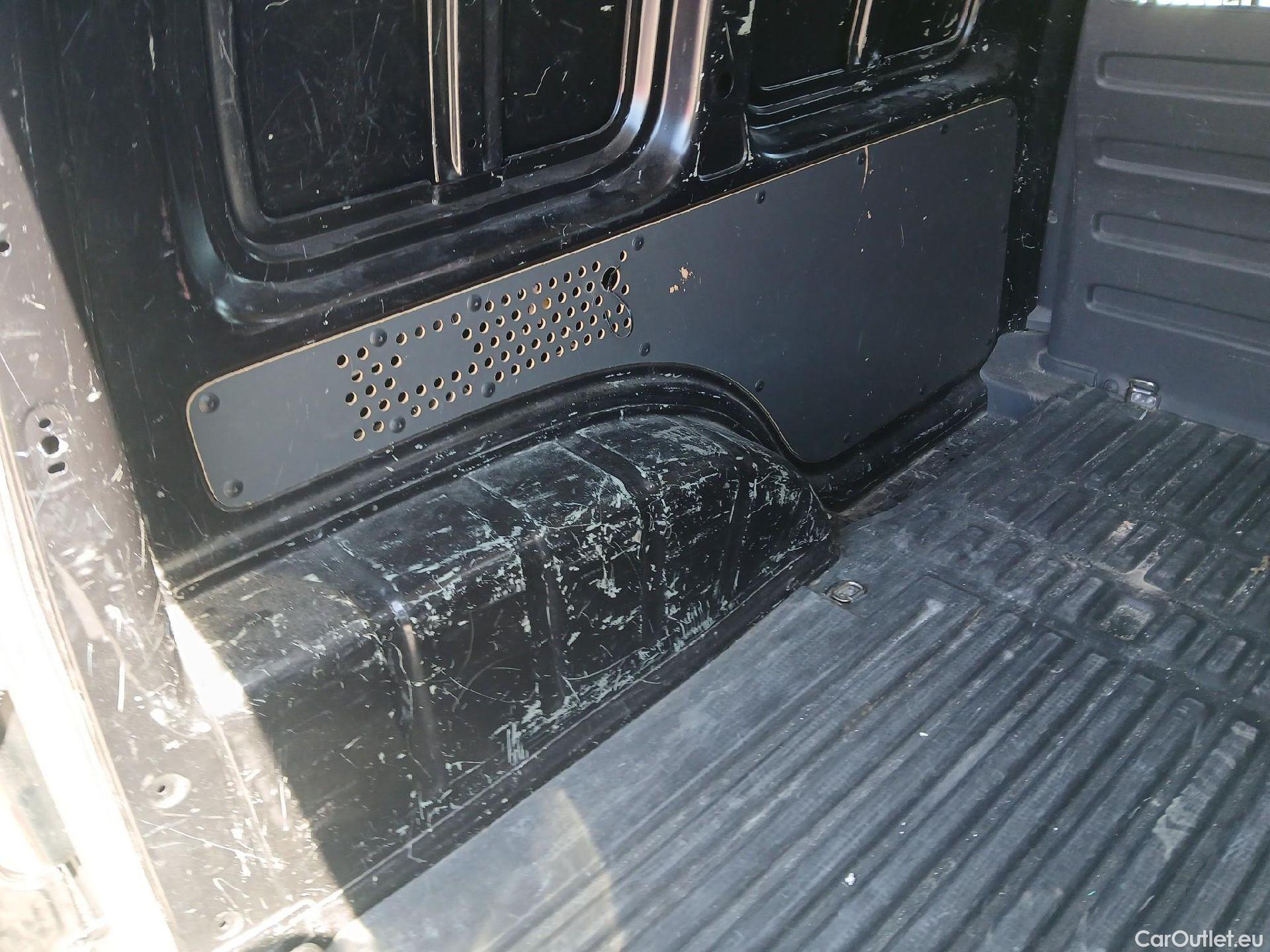  Volkswagen  Caddy VOLKSWAGEN  / 2015 / 4P / furgón derivado de turismo Profesional Furgón 2.0 TDI 55kW BMT #17