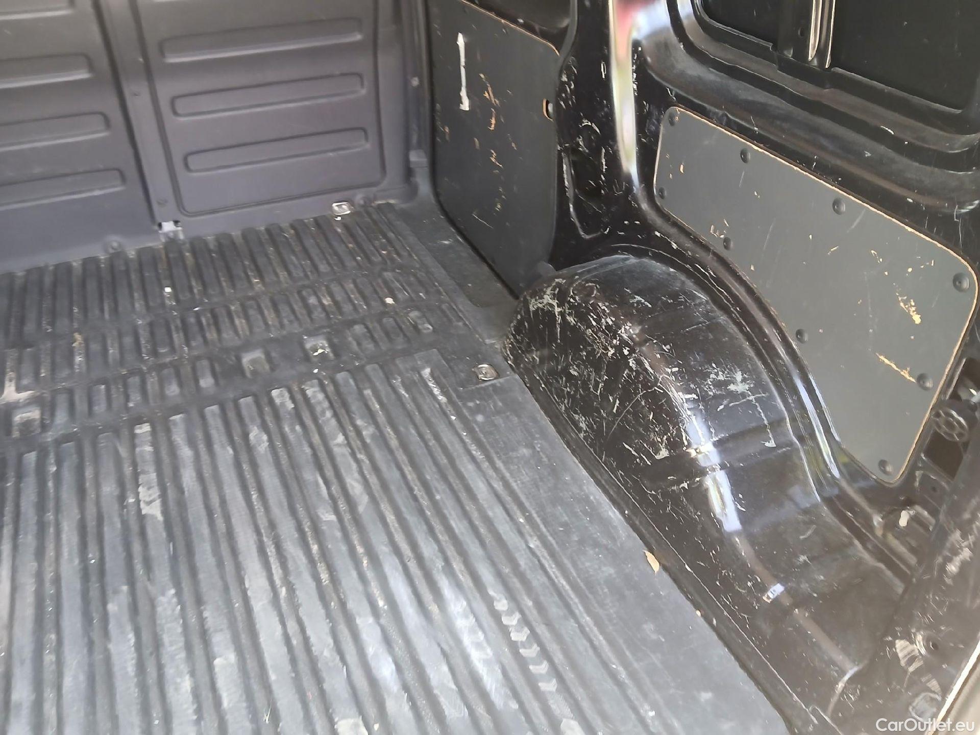  Volkswagen  Caddy VOLKSWAGEN  / 2015 / 4P / furgón derivado de turismo Profesional Furgón 2.0 TDI 55kW BMT #19