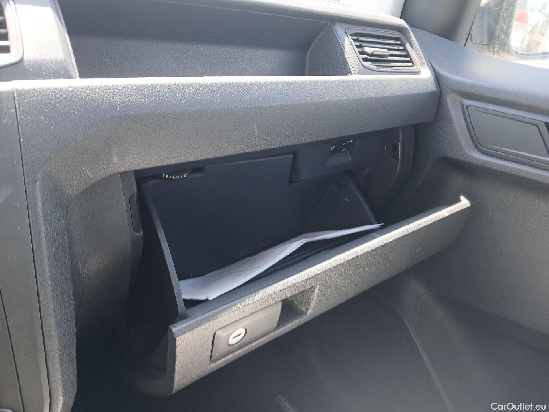  Volkswagen  Caddy VOLKSWAGEN  / 2015 / 4P / furgón derivado de turismo Profesional Furgón 2.0 TDI 55kW BMT #2