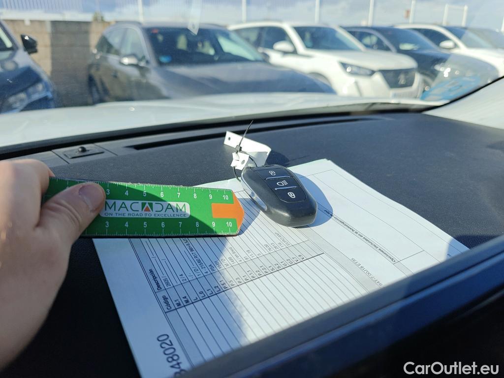  Peugeot  2008 PEUGEOT  / 2019 / 5P / todoterreno Allure BlueHDI 81kW (110CV) #1